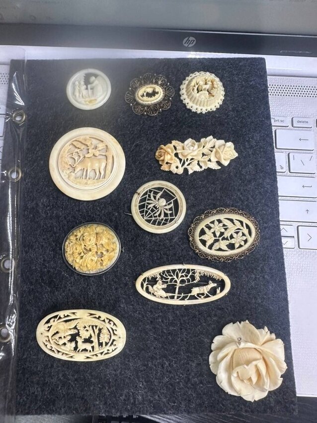 брошь из кости сер