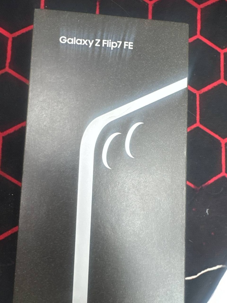 Смартфон Samsung серии Z Flip 7 FE-128