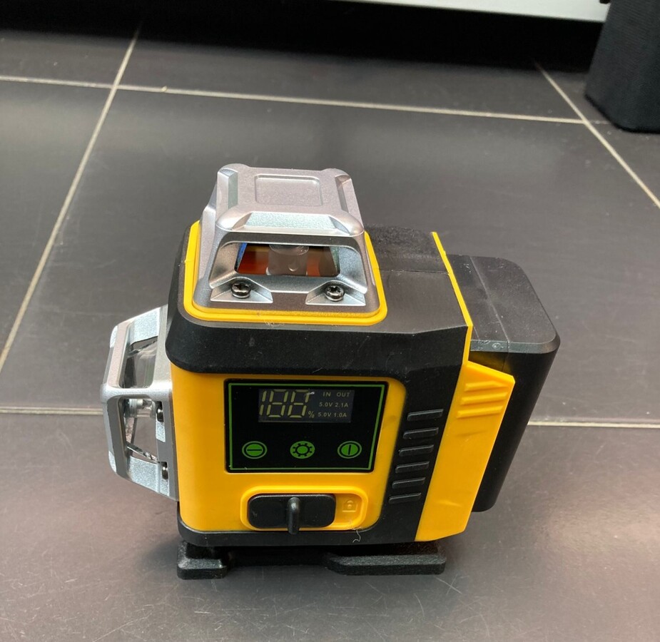 Лазерный уровень DeWALT.