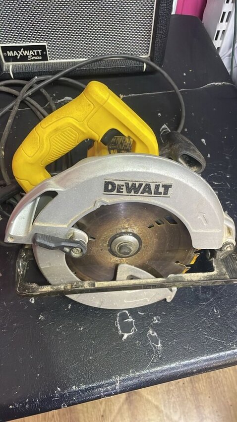 Пила циркулярная DeWalt DWE560