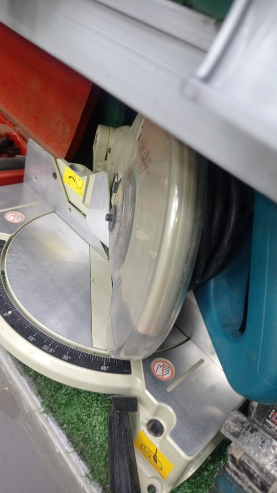 Торцовочная пила MAKITA LS 1040