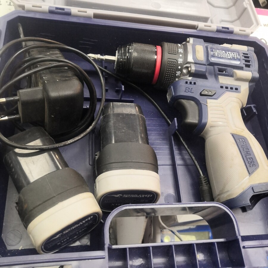 Шуруповерт синий 18в