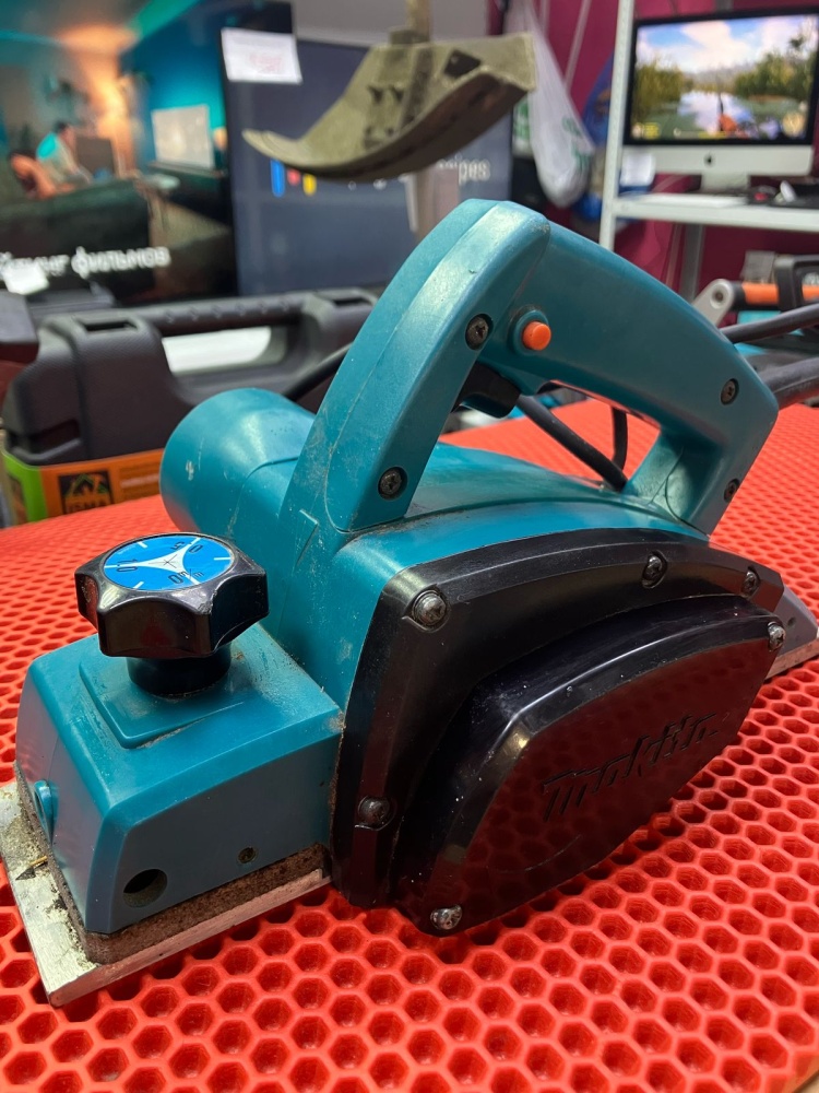 Рубанок Makita 82mm 1902