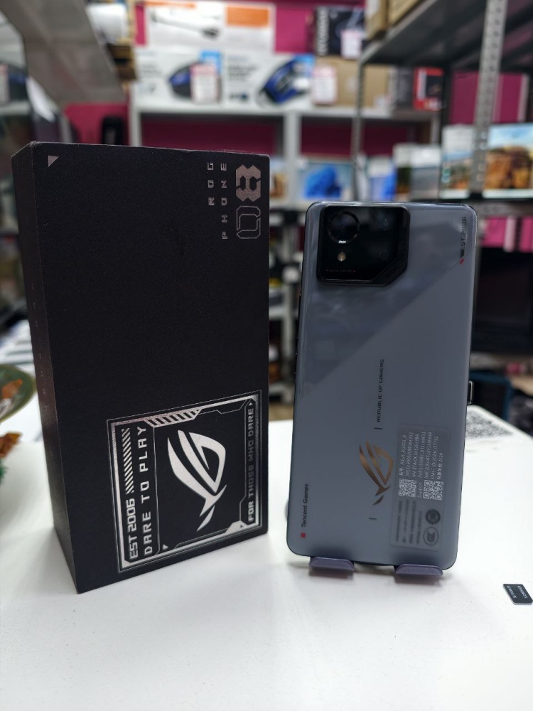 Мобильный телефон ASUS ROG PHONE 8 12/256GB
