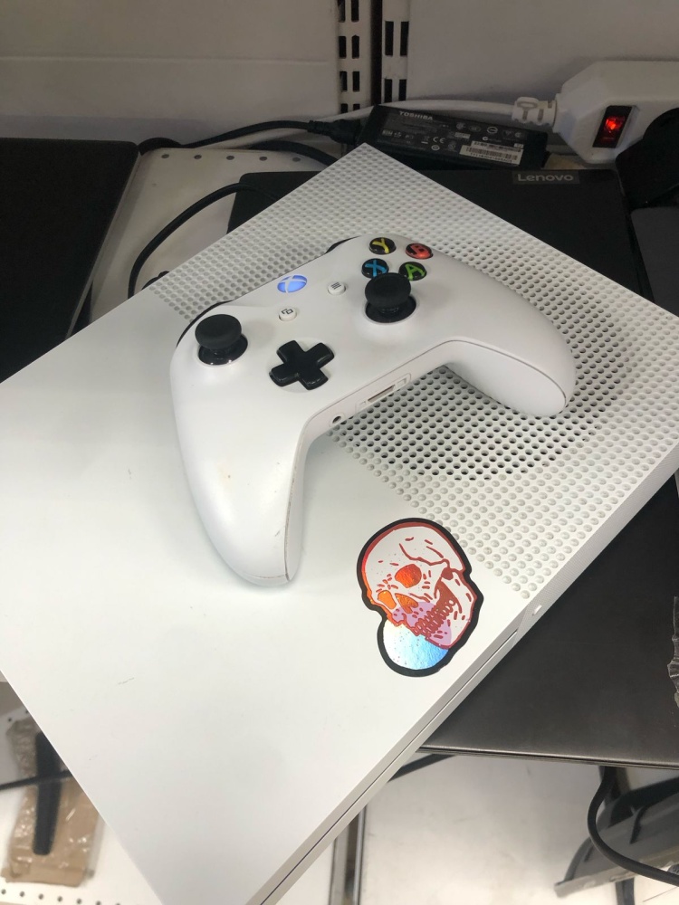 Игровая приставка XBOX ONE S  1т