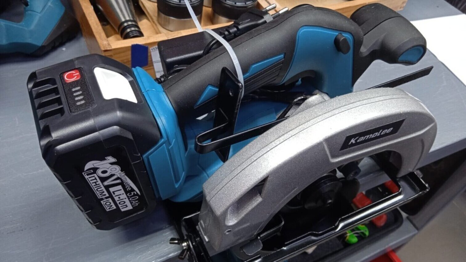 Циркулярная пила аккумуляторная 800Вт