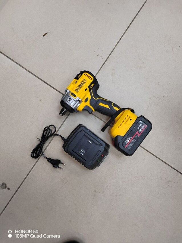 Гайковерт DeWaLT